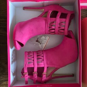 Bright pink heels 🎄